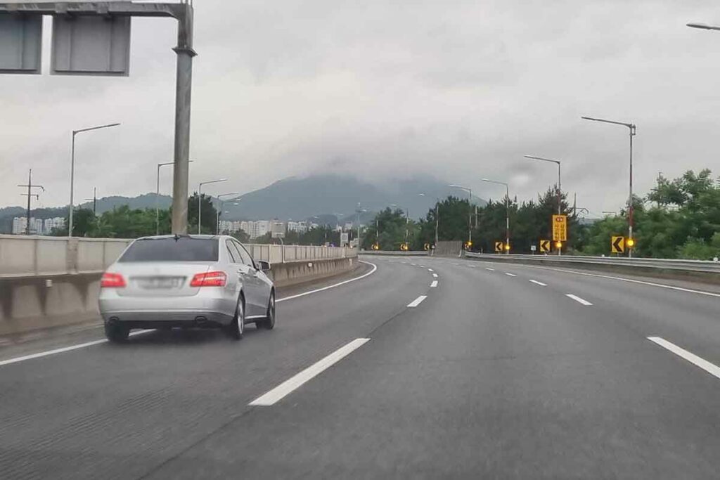 고속도로 젖은 길 - 출처 : 카프레스
